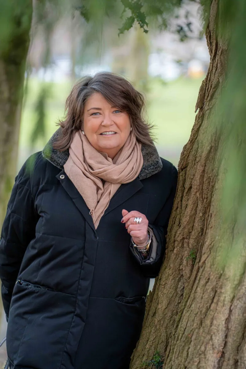 Olga Fahey, Leaning on a tree